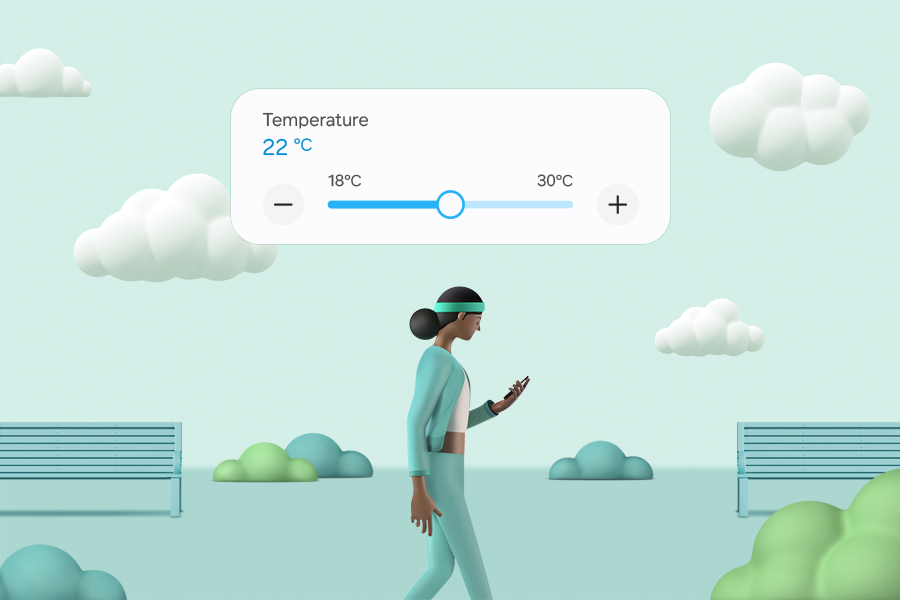 야외에서 스마트폰으로 에어컨을 미리 켜두는 여자